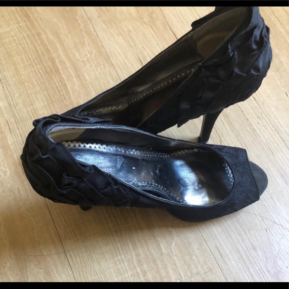 Black opened toe high heels 👠